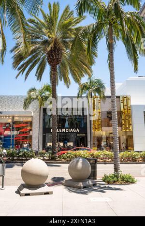 Straßenszene am Rodeo Drive in Beverly Hills, Kalifornien, mit Menschen und Geschäften. Stockfoto