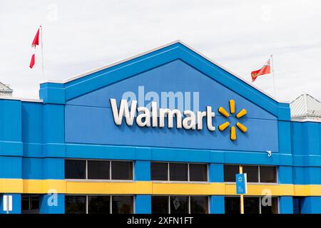 Kanata, Kanada - 2. Juni 2024: Walmart-Einzelhandelsgebäude mit kanadischer und Ontario-Flagge Stockfoto