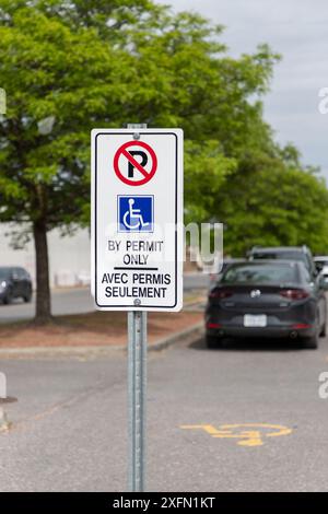 Kanata, Kanada - 2. Juni 2024: Parkplatz nur mit Genehmigung für Menschen mit Behinderungen. Behindertenparkplatz in der Nähe des Supermarktes. Stockfoto