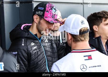 OCON Esteban (fra), Alpine F1 Team A524, Porträt SCHUMACHER Mick (ger), Reservefahrer des Mercedes AMG F1 Teams, Porträt während des Formel 1 Qatar Airways British Grand Prix 2024, 12. Runde der Formel 1 Weltmeisterschaft 2024 vom 5. Bis 7. Juli 2024 auf dem Silverstone Circuit in Silverstone, Vereinigtes Königreich Stockfoto