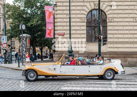 Klassischer Oldtimer im Retro-Stil für Besichtigungstouren durch das historische Stadtzentrum von Prag in Prag, Tschechische republik am 4. Juli 2024 Stockfoto