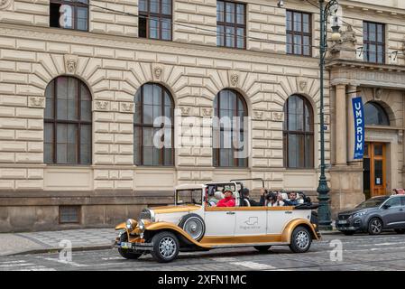 Klassischer Oldtimer im Retro-Stil für Besichtigungstouren durch das historische Stadtzentrum von Prag in Prag, Tschechische republik am 4. Juli 2024 Stockfoto