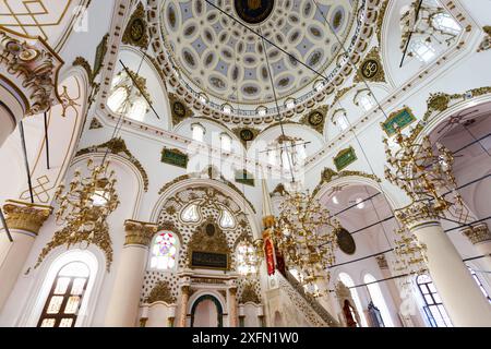 Izmir, Türkei - 6. August 2022: Innenraum der Hisar-Moschee. Die Hisar-Moschee oder Hisar-Camii ist eine historische Moschee in Izmir in der Türkei. Stockfoto