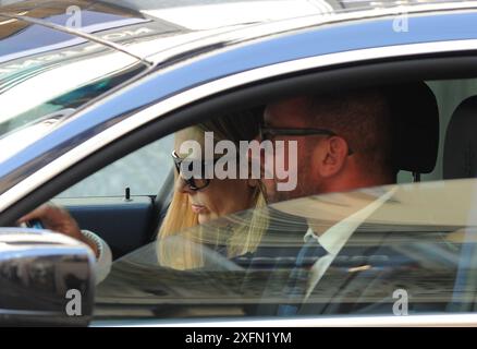 Mailand, 04.07.2024 Lavinia Borromeo, Ehefrau von John Elkann, Präsident von Stellantis-Fiat, Ferrari und GEDI, steigt nach dem Einkaufen schnell in das Auto und lässt ihren Fahrer sie nach Hause nehmen. Stockfoto