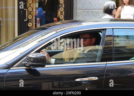 Mailand, 04.07.2024 Lavinia Borromeo, Ehefrau von John Elkann, Präsident von Stellantis-Fiat, Ferrari und GEDI, steigt nach dem Einkaufen schnell in das Auto und lässt ihren Fahrer sie nach Hause nehmen. Stockfoto