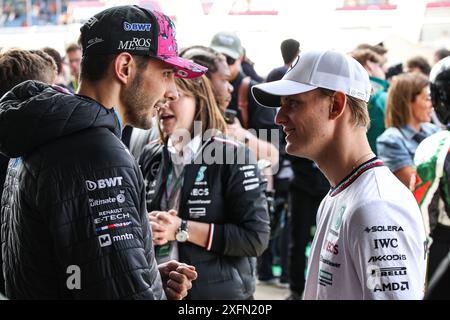 OCON Esteban (fra), Alpine F1 Team A524, Porträt SCHUMACHER Mick (ger), Reservefahrer des Mercedes AMG F1 Teams, Porträt während des Formel 1 Qatar Airways British Grand Prix 2024, 12. Runde der Formel 1 Weltmeisterschaft 2024 vom 5. Bis 7. Juli 2024 auf dem Silverstone Circuit in Silverstone, Vereinigtes Königreich Stockfoto