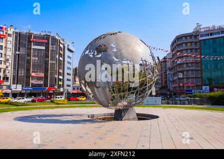 Izmir, Türkei - 06. August 2022: Weltdenkmal auf dem 9 Eylul Meydani Platz bedeutet 9 September Platz in der Nähe der Internationalen Messe und Kulturpar von Izmir Stockfoto