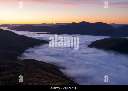 Loch Arkaig, Knoydart in Temperaturumkehr vor Sonnenaufgang, Lochaber, Schottland, Großbritannien, Oktober 2016. Stockfoto