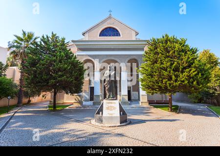 Izmir, Türkei - 06. August 2022: Außenansicht der St. John Cathedral in Izmir. Die St. John Cathedral ist eine römisch-katholische Kirche im Zentrum von Izmir Cit Stockfoto