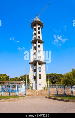 Izmir, Türkei - 06. August 2022: Der Izmir Fallschirmturm ist ein Fallschirmturm im Kulturpark in Izmir Stockfoto