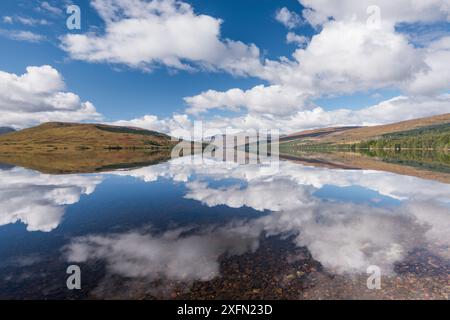 Reflexionen von Wolken und Landschaft in Loch Arkaig, Glen Dessary, Lochaber, Schottland, UK, September 2016. Stockfoto