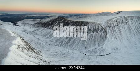 Blick aus der Vogelperspektive über dem Lairig Ghru Pass bei Sonnenaufgang, Cairngorms National Park, Schottland, Großbritannien, November 2016. Stockfoto