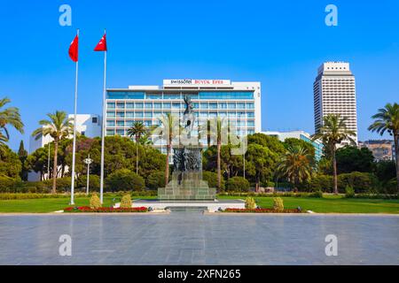 Izmir, Türkei - 06. August 2022: Atatürk-Denkmal auf dem Cumhuriyet-Platz. Cumhuriyet Meydani bedeutet, dass der Platz der Republik der Hauptplatz von Izmir ist Stockfoto