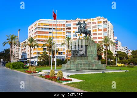 Izmir, Türkei - 06. August 2022: Atatürk-Denkmal auf dem Cumhuriyet-Platz. Cumhuriyet Meydani bedeutet, dass der Platz der Republik der Hauptplatz von Izmir ist Stockfoto