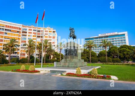 Izmir, Türkei - 06. August 2022: Atatürk-Denkmal auf dem Cumhuriyet-Platz. Cumhuriyet Meydani bedeutet, dass der Platz der Republik der Hauptplatz von Izmir ist Stockfoto