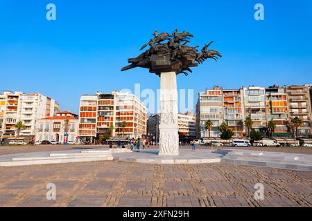 Izmir, Türkei - 06. August 2022: Denkmal des republikanischen Baumes auf dem Gundogdu-Platz in Izmir. Es liegt zwischen den Bezirken Alsancak und Konak am Kord Stockfoto