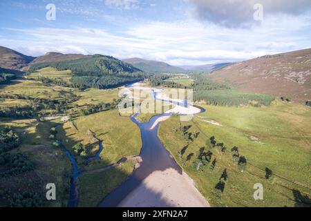 Entlang des Flusses Dee, mit dem Anwesen Mar Lodge in der Ferne, Deeside, Cairngorms National Park, Schottland, Großbritannien, September 2016. Stockfoto