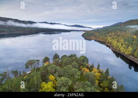 Herbstfarben und Nebel über Loch Beinn a Mheadhoin, Glen Affric National Nature Reserve, Schottland, Großbritannien, Oktober 2016. Stockfoto