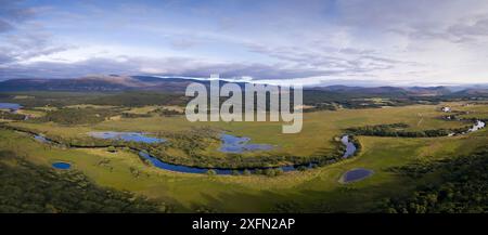 River Spey schlängelt sich durch Insh Marshes, mit Ochsenbogenseen daneben, Cairngorms National Park, Schottland, Großbritannien, August 2016. Stockfoto