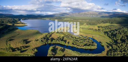 River Spey schlängelt sich durch Insh Marshes in Loch Insh, Cairngorms National Park, Schottland, Großbritannien, August 2016. Stockfoto