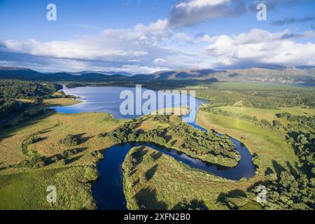 River Spey schlängelt sich durch Insh Marshes in Loch Insh, Cairngorms National Park, Schottland, Großbritannien, August 2016. Stockfoto