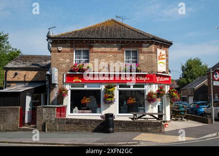 Case & Brewer – traditioneller Fisch und Chips zum Mitnehmen. Dorchester, Großbritannien Stockfoto