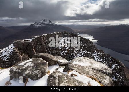 Blick nach Osten in Richtung cUL Beag und über Loch Lurgainn vom Gipfel des Stac Pollaidh, Wester Ross, Schottland, März 2017 Stockfoto