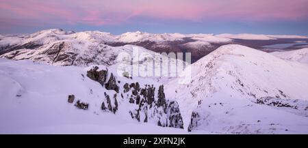 Aonach Eagach Ridge mit Blick nach Süden in Richtung Blackwater Reservoir und über schneebedeckte Berge der Mamores Range. Glen Coe, Lochaber, Schottland, Großbritannien, November 2016 Stockfoto