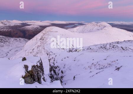 Aonach Eagach Ridge mit Blick nach Süden in Richtung Blackwater Reservoir und über schneebedeckte Berge der Mamores Range. Glen Coe, Lochaber, Schottland, Großbritannien, November 2016 Stockfoto