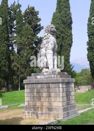 Löwendenkmal für den Sieg von Philippe von Makedonien (Vater Alexanders) über die Vereinigten Streitkräfte von Athen und Theben in Chaironia Stockfoto