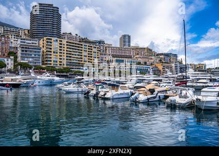 Boote, die im Hafen von Port Hercule in Monte Carlo, Fürstentum Monaco an der französischen Riviera, Côte d'Azur, vor Anker gebracht werden Stockfoto