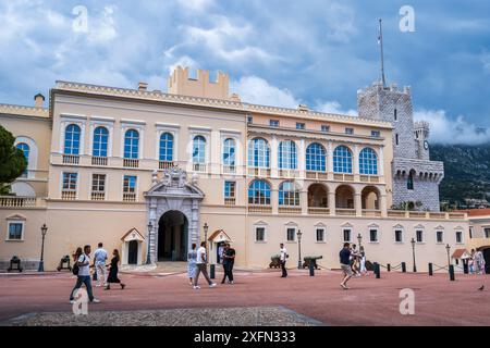 Le Palais Princier de Monaco am Place du Palais in Monaco-Ville, Le Rocher (der Felsen) in Monaco an der französischen Riviera, Côte d'Azur Stockfoto