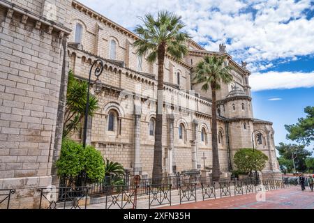 Cathédrale de Monaco von der Rue de l'Eglise, Monaco-Ville, Le Rocher (der Felsen) in Monaco an der französischen Riviera, Côte d'Azur Stockfoto