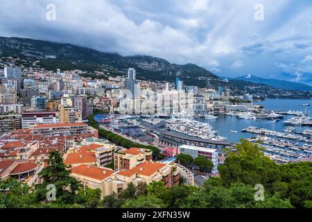 Monte Carlo Stadtbild vom Aussichtspunkt auf der Rue Basse in Monaco-Ville, Le Rocher (der Felsen) in Monaco an der französischen Riviera, Côte d'Azur Stockfoto