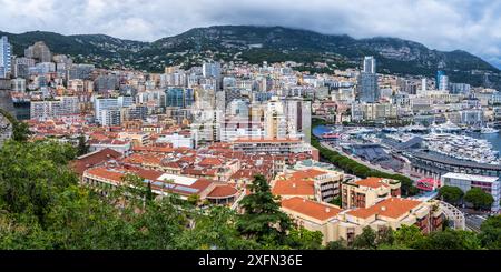 Monte Carlo Stadtbild vom Aussichtspunkt auf der Rue Basse in Monaco-Ville, Le Rocher (der Felsen) in Monaco an der französischen Riviera, Côte d'Azur Stockfoto