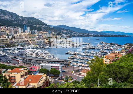 Monte Carlo Stadtbild vom Aussichtspunkt auf der Rue Basse in Monaco-Ville, Le Rocher (der Felsen) in Monaco an der französischen Riviera, Côte d'Azur Stockfoto
