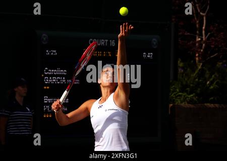 Wimbledon, London, Großbritannien. Juli 2024. Frankreichs Caroline Garcia hat heute in der zweiten Runde gegen Bernarda Pera aus den Vereinigten Staaten in Wimbledon gespielt. Quelle: Adam Stoltman/Alamy Live News Stockfoto