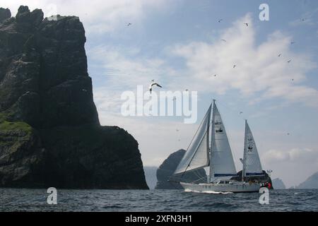 Hebridean Whale and Dolphin Trust Survey und Lehrboot „Silurian“ unter Segeln vor der Küste von St. Kilda, Äußere Hebriden, Schottland, Großbritannien. Juli 2006. Stockfoto