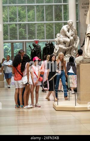 European Sculpture and Decorative Arts Court im Metropolitan Museum of Art, New York City, USA 2024 Stockfoto