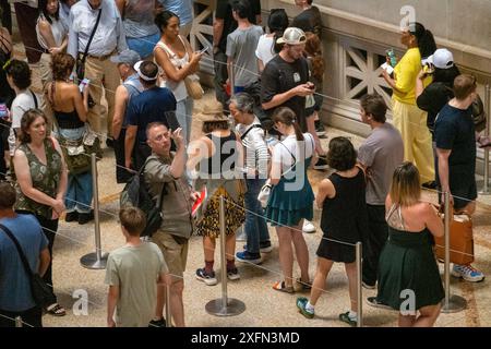 Das Metropolitan Museum of Art ist eine beliebte Touristenattraktion an der Museum Mile, New York City, USA 2024 Stockfoto