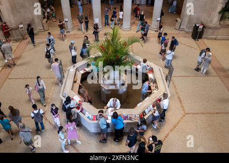 Das Metropolitan Museum of Art ist eine beliebte Touristenattraktion an der Museum Mile, New York City, USA 2024 Stockfoto