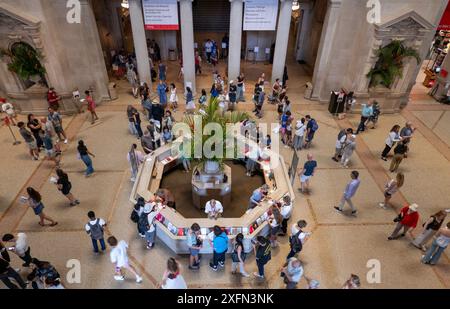 Das Metropolitan Museum of Art ist eine beliebte Touristenattraktion an der Museum Mile, New York City, USA 2024 Stockfoto