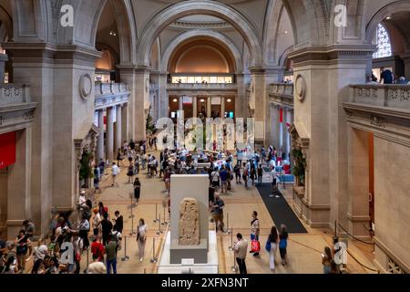 Das Metropolitan Museum of Art ist eine beliebte Touristenattraktion an der Museum Mile, New York City, USA 2024 Stockfoto