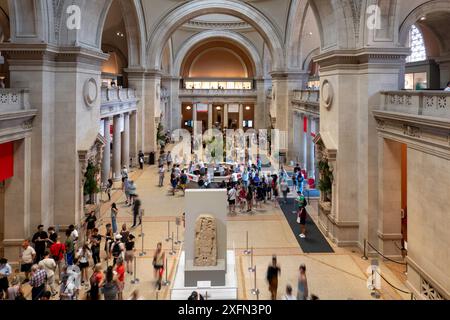 Das Metropolitan Museum of Art ist eine beliebte Touristenattraktion an der Museum Mile, New York City, USA 2024 Stockfoto