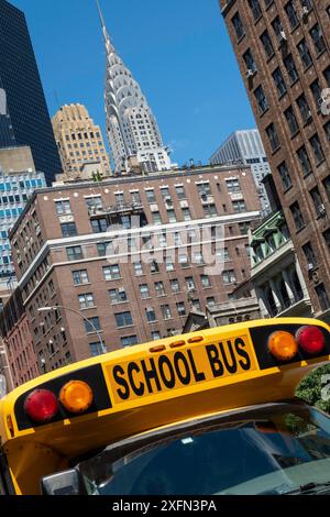 Hey Brett, gelber Schulbus parkt auf der Park Avenue im historischen Stadtteil Murray Hill mit dem Chrysler-Gebäude im Hintergrund, 2024, New York City, USA Stockfoto