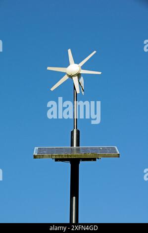 Wind- und solarbetriebene Laternenpfahl, Mile End Park, London Borough of Tower Hamlets, England, Großbritannien, März 2014. Stockfoto