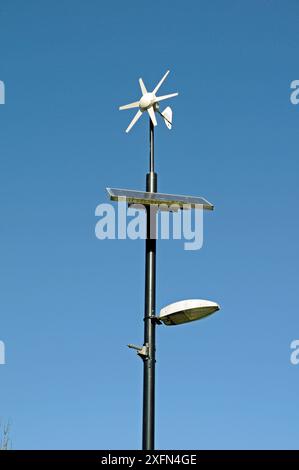 Wind- und solarbetriebene Lampenkreuzleuchte oder Lampenkreuzleuchte, Mile End Park, London Borough of Tower Hamlets, England, Großbritannien, März 2014. Stockfoto