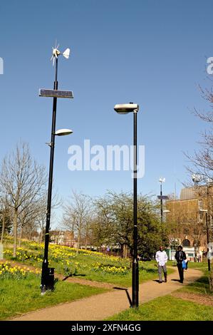 Windlicht- und solarbetriebene Laternenpfosten oder Lampenpfosten neben konventionellen Laternenpfosten, Mile End Park, London Borough of Tower Hamlets, England, Großbritannien, März 2014. Stockfoto