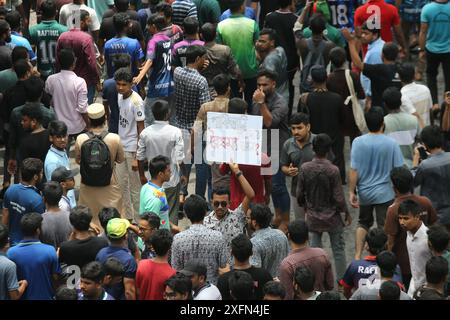 Dhaka, Wari, Bangladesch. Juli 2024. Studenten der Universität Dhaka und anderer Universitäten marschierten am zweiten Tag in einer Prozession, um gegen das Urteil des Obersten Gerichts zu protestieren, das Quotensystem für Regierungsjobs am 4. Juli 2024 in Dhaka, Bangladesch, wiedereinzuführen. (Kreditbild: © Habibur Rahman/ZUMA Press Wire) NUR REDAKTIONELLE VERWENDUNG! Nicht für kommerzielle ZWECKE! Stockfoto