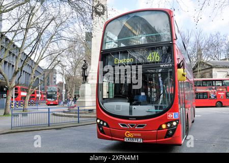 Roter Bus der Linie 476 nach Euston, Abfahrt Euston Bus Station, London Borough of Camden, England, Großbritannien, März 2015. Stockfoto